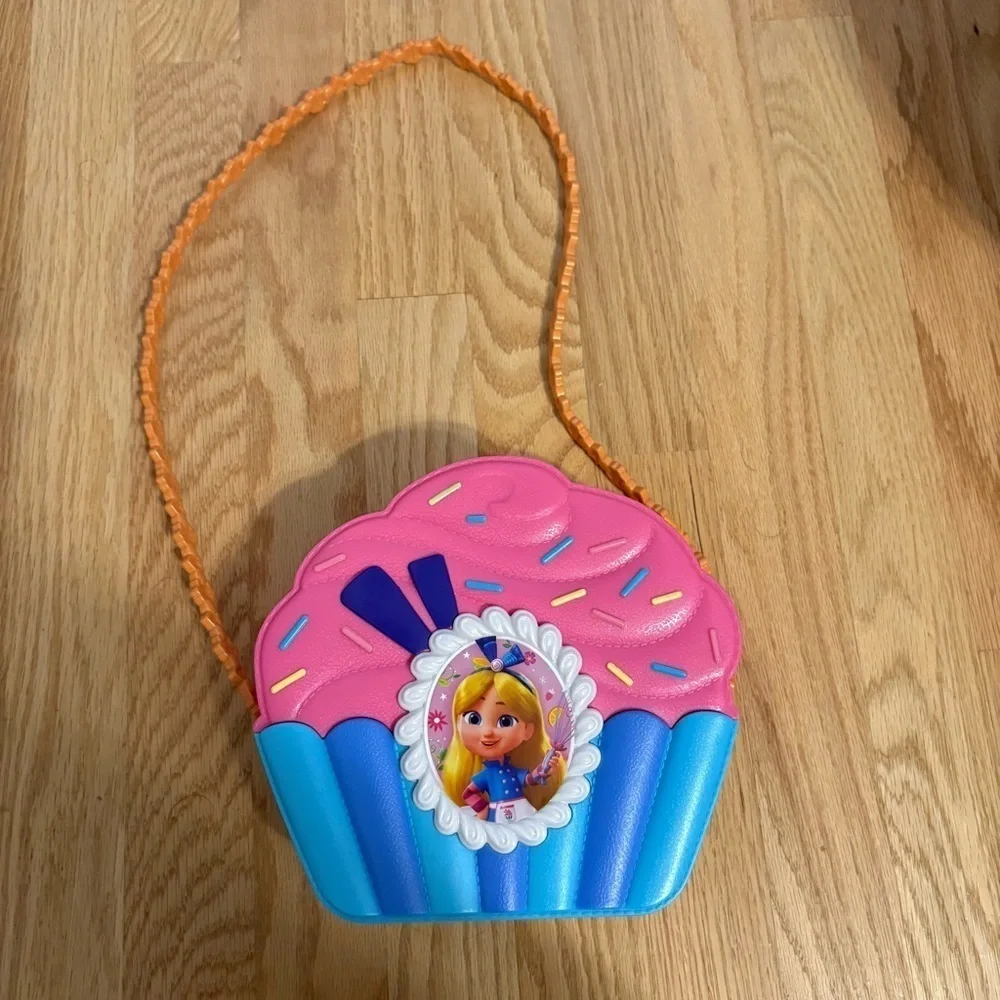 Disney Junior Alice’s Wonderland Bakery Bag Set with Toy Kitchen Accessories